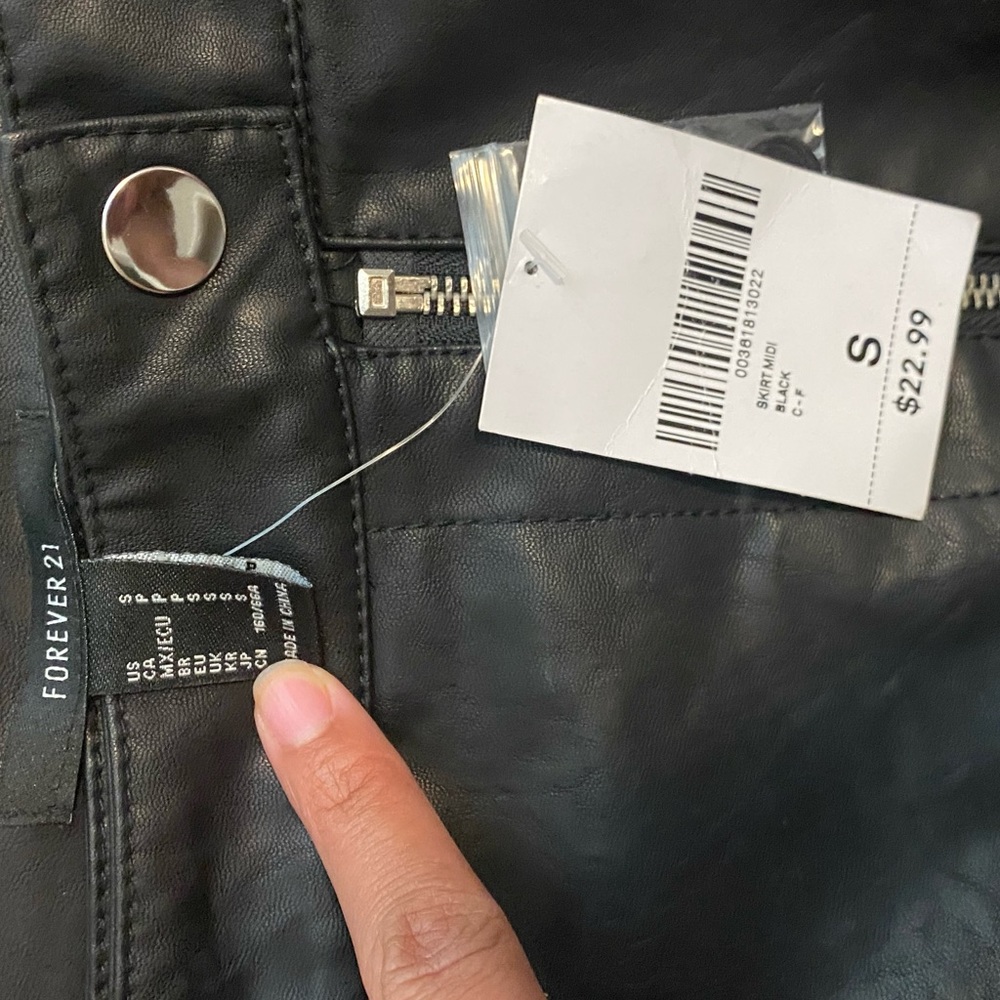 Black faux leather skirt forever21 - Picture 5 of 6